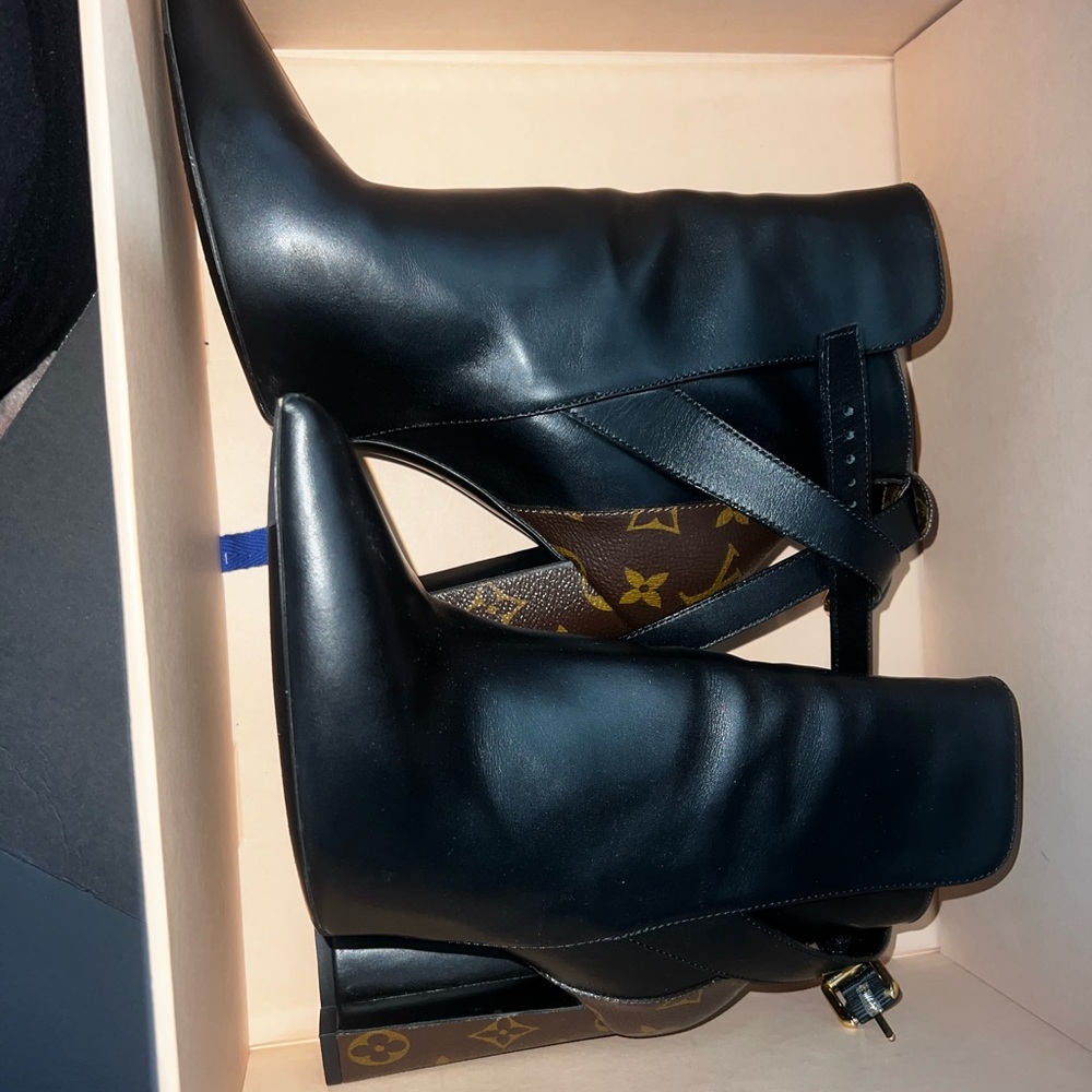 Authentic Louis Vuitton Black Leather booties - Picture 2 of 14